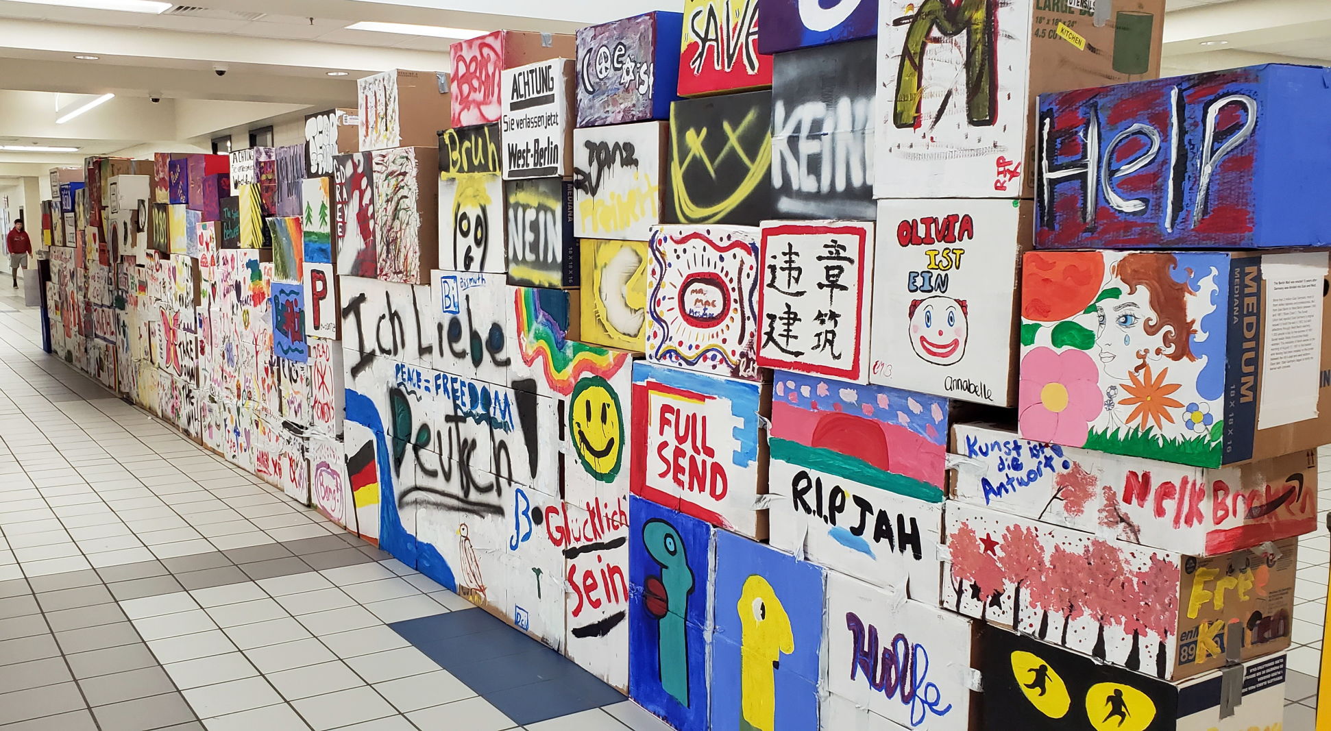 Students commemorate fall of Berlin Wall